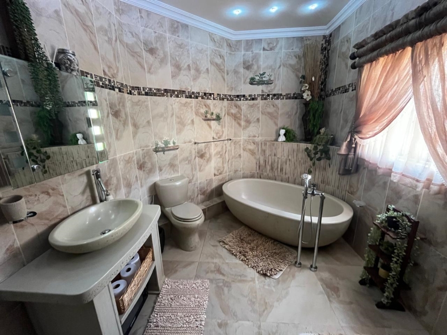 5 Bedroom Property for Sale in Christiana North West